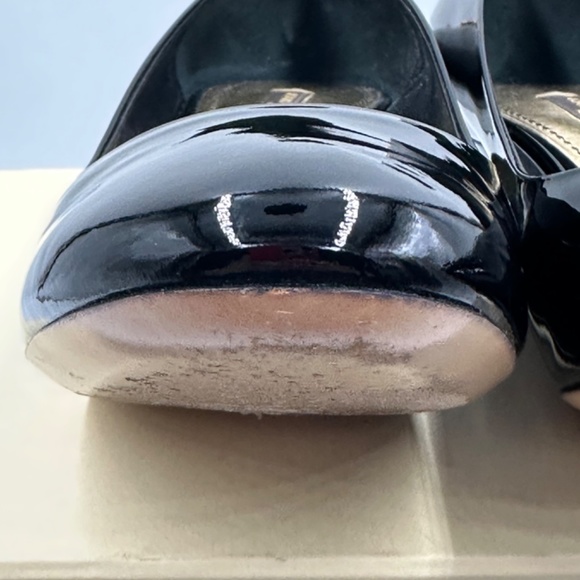 LOUIS VUITTON “OH REALLY” Padlock Round Toe Black Pumps - Picture 8 of 16